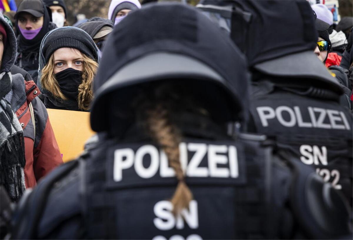 Poilzeigewalt: Kritik an Polizeieinsatz bei AfD-Parteitag in Riesa Polizeieinsatz in Riesa: Demonstranten erheben schwere Vorwürfe