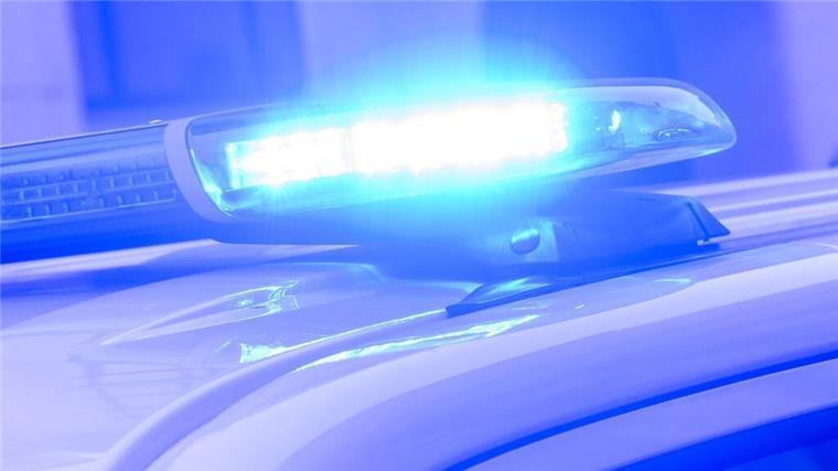 Blaulicht der Polizei.  Polizeieinsatz nach Messerangriff: Ein 34-Jähriger wurde in Bremerhaven-Lehe verletzt. Die Polizei nahm einen Tatverdächtigen fest.
