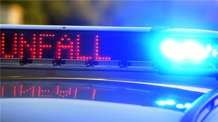 Unfall an defekter Ampel in Delmenhorst: Drei Verletzte Polizeifahrzeug mit Blaulicht: In Delmenhorst kam es wegen einer ausgefallenen Ampel zu einem schweren Unfall. (Symbolbild)