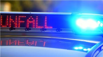 Polizeifahrzeug mit Blaulicht: In Delmenhorst kam es wegen einer ausgefallenen Ampel zu einem schweren Unfall. (Symbolbild)