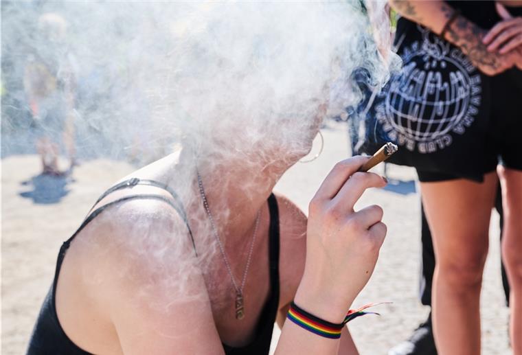 Polizeigewerkschaften warnen vor Cannabis-Legalisierung Eine Demonstrantin raucht einen Joint bei der Hanfparade.
