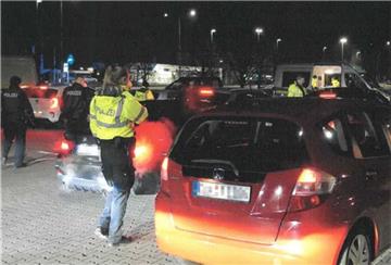 Polizeikontrolle auf dem Wilhelm-Kaisen-Platz: Dort treffen sich seit Anfang des Jahres abends und nachts immer mehr jüngere Autofahrer.