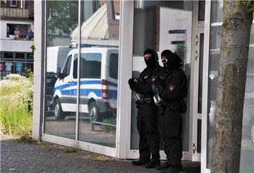 Polizeikräfte in Einsatzmontur positionierten sich am Donnerstagabend in der Nordenhamer Fußgängerzone.