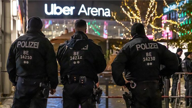 Polizeikräfte stehen vor der Partie Alba gegen Maccabi vor der Arena am Berliner Ostbahnhof.