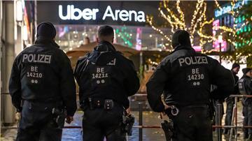 Polizeikräfte stehen vor der Partie Alba gegen Maccabi vor der Arena am Berliner Ostbahnhof.