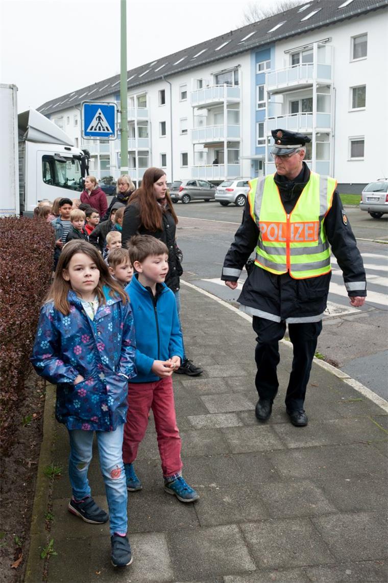 Polizeioberkommissar Rolf Dietrich zeigt den Kindern der Amerikanischen Schule das richtige Verhalten im Straßenverkehr.