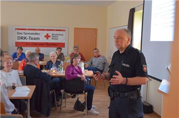Polizeioberkommissar Rolf Meyer (56) von der Polizei Zeven klärt in Vorträgen über Kriminelle und deren Tricks auf. Hier ist er während eines Besuchs beim DRK Tarmstedt zu sehen. 