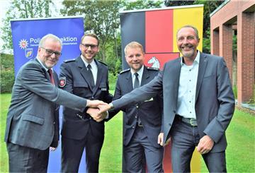 Polizeipräsident Johann Kühme (links) und Inspektionsleiter Jörn Stilke (rechts) hießen die neuen Kommissariatsleiter Henrik Hackmann (Zweiter von links) und André Wächter am Montag in der Wesermarsch offiziell willkommen.