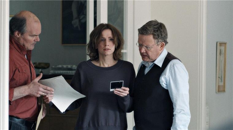 Kammerspiel: „Wir sind dann wohl die Angehörigen“ Polizist Vera (Yorck Dippe, li.) und Rechtsanwalt Schwenn (Justus von Dohnányi, re.) teilen die Sorge Ann Kathrin Scheerers (Adina Vetter, Mi.).