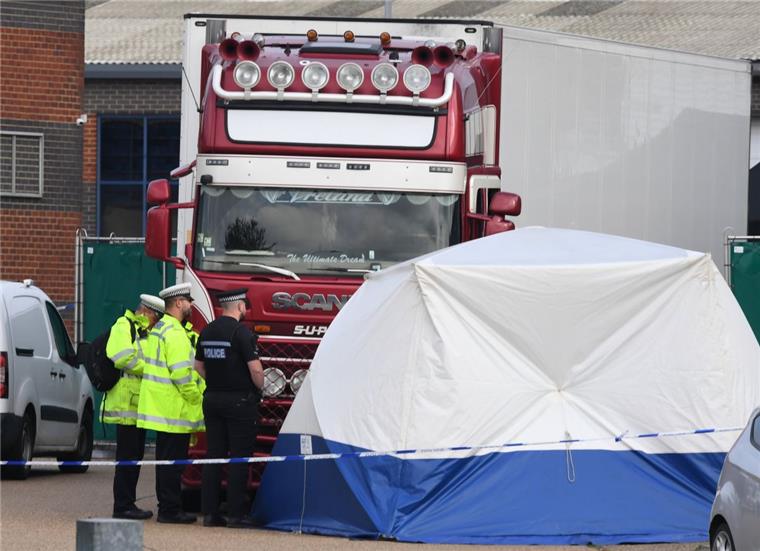 Polizisten arbeiten im Waterglade Industrial Park, in Essex, nachdem 39 Leichen in einem LKW-Container im Industriegebiet gefunden wurden.