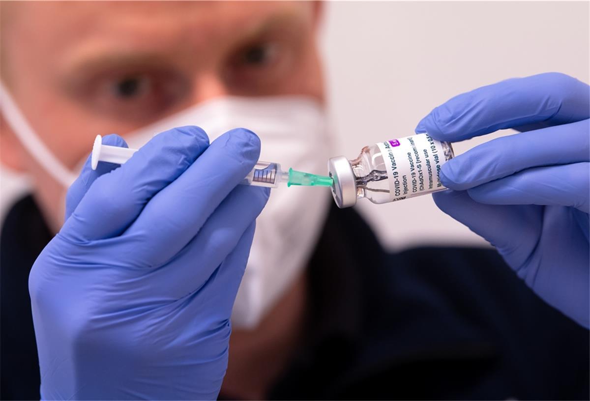 Polizisten in Niedersachsen werden geimpft Ein Mitarbeiter bereitet im Impfzentrum der Polizei den Corona-Impfstoff von AstraZeneca für eine Impfung vor.