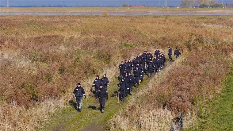 Polizisten durchkämmen am vergangenen Dienstag das Deichvorland an der Ems bei Jemgun auf der Suche nach der 66 Jahre alten Millionärin aus Leer. Ein Verdächtiger gab nun an, dass deren Leiche in der Nähe der Autobahn zwischen Bremen und Hamburg liegen soll.