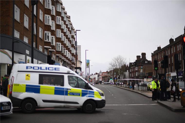 Polizisten ermitteln am Tatort in der Streatham High Road, in der ein Mann nach Polizeiangaben mehrere Passanten niedergestochen hat.