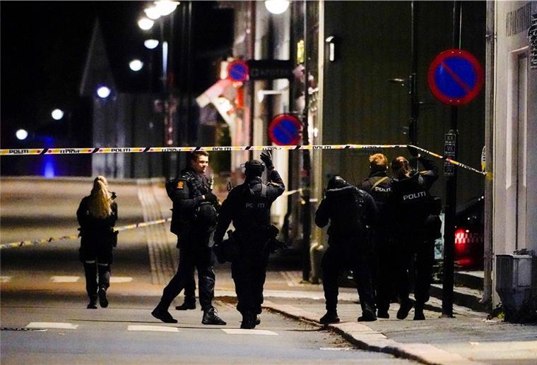 Norwegen: Amoklauf mit Pfeil und Bogen Polizisten ermitteln im Zentrum von Kongsberg nach einer Gewalttat, bei der es mehrere Tote und Verletzte gegeben hat.