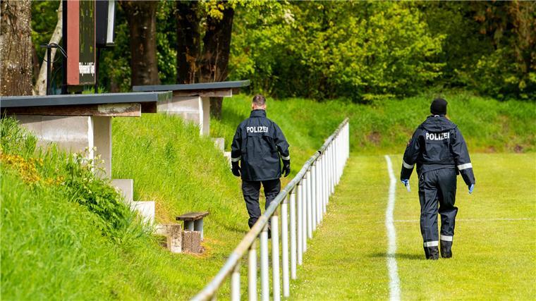 Polizisten gehen auf der Suche nach Arian über einen Sportplatz. Doch auch dort wird der Sechsjährige nicht gefunden.