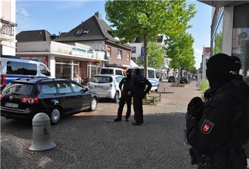Polizisten haben am Donnerstagabend zwei Gaststätten in Nordenham durchsucht.