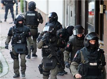 Polizisten haben auch in Hildesheim ein Gebäude gestürmtesheim (Niedersachsen). 