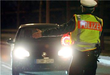 Polizisten haben eine betrunkene Autofahrerin auf der B71 in Stinstedt aus dem Verkehr ziehen können.