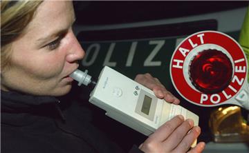 Polizisten haben im Landkreis Leer eine stark alkoholisierte Autofahrerin erwischt. 