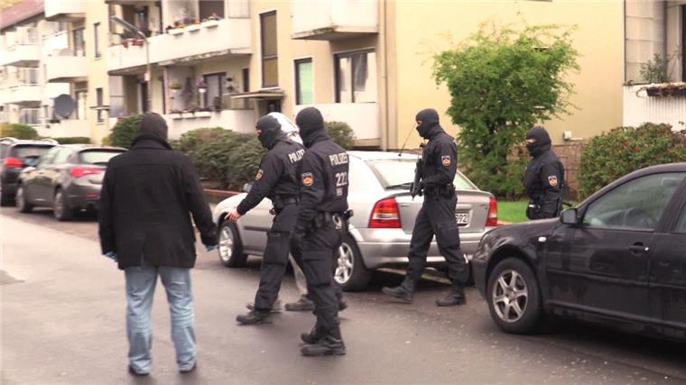 Polizisten haben in Bremen Wohnungen und Geschäfte von Salafisten durchsucht. 

