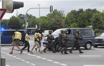 Polizisten in Spezialausrüstung sind derzeit in München auf den Straßen. Die Lage ist noch völlig unübersichtlich.
