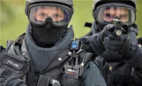 Polizisten machen in Bremen eine Anti-Terror-Übung.