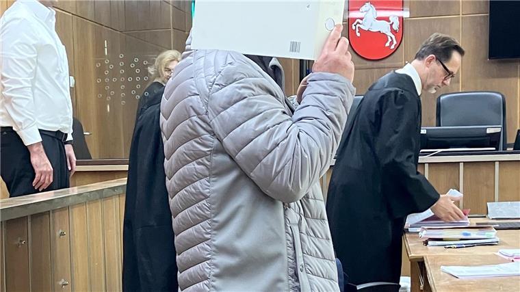 Angeklagte Polizisten sollen sich rassistisch geäußert haben Polizisten müssen sich wegen Diebstahls mit Waffen vor dem Landgericht Hannover verantworten.