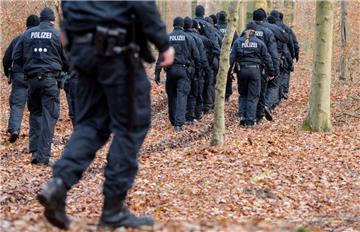 Polizisten sichern den Fundort einer Leiche im Sachsenwald bei Aumühle (Schleswig-Holstein) ab. 

