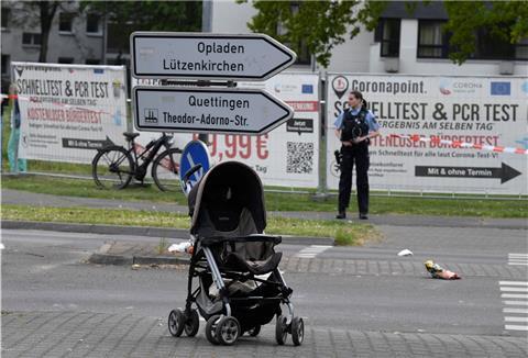 Polizisten sichern den Unfallort, nachdem an einem Kreisverkehr ein Autofahrer in eine Menschengruppe gefahren ist. Dabei wurde eine 30 Jahre alte Frau und ihre beiden Kinder im Alter von neuen und elf Jahren verletzt. Der Fahrer sei zunächst geflüchtet, aber dann gestellt worden. 