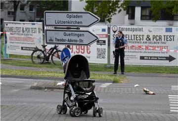 Polizisten sichern den Unfallort, nachdem an einem Kreisverkehr ein Autofahrer in eine Menschengruppe gefahren ist. Dabei wurde eine 30 Jahre alte Frau und ihre beiden Kinder im Alter von neuen und elf Jahren verletzt. Der Fahrer sei zunächst geflüchtet, aber dann gestellt worden. 