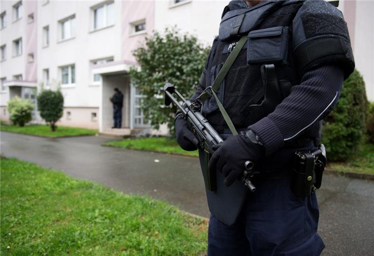 Terroralarm in Sachsen: Schwerbewaffnete Polizisten finden Sprengstoff in Chemnitz Polizisten sichern weiträumig ein Wohngebiet in Chemnitz (Sachsen) ab. Wegen eines möglichen Sprengstoffanschlags lief ein Großeinsatz der Polizei in dem Chemnitzer Plattenbauviertel.