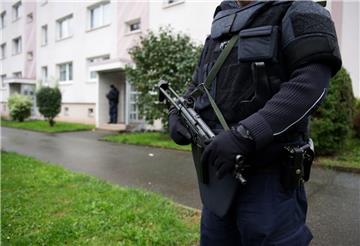 Polizisten sichern weiträumig ein Wohngebiet in Chemnitz (Sachsen) ab. Wegen eines möglichen Sprengstoffanschlags lief ein Großeinsatz der Polizei in dem Chemnitzer Plattenbauviertel. 