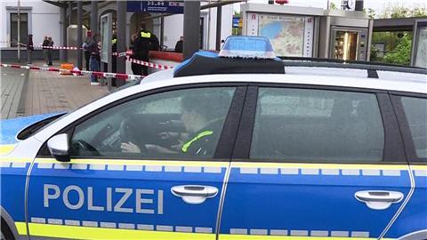 Polizisten sitzen in einem Polizeiauto am Bahnhof in Wunstorf.