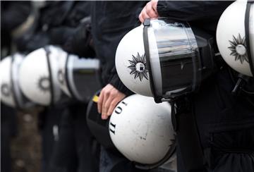 Polizisten sorgen für die Sicherheit bei einer Demonstration. Die politisch motivierte Kriminalität in Niedersachsen hat im vergangenen Jahr zugenommen.