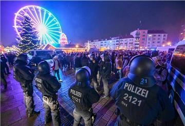 Leugner der Corona-Pandemie versammeln sich vor dem Arbeitsamt 