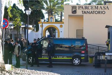 Polizisten stehen vor dem Friedhof, auf dem Familie und Angehörige des zweijährigen Julen sind. Der seit knapp zwei Wochen in einem tiefen Brunnenschacht in Südspanien verschollene Julen ist in der Nacht zum Samstag tot gefunden worden. 