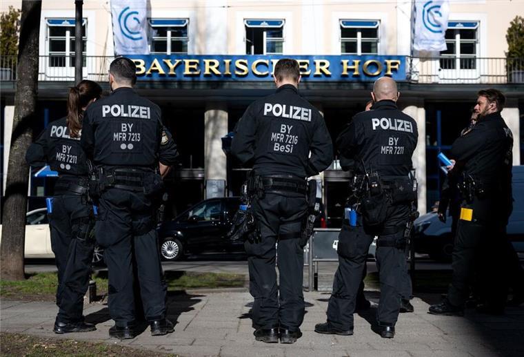 Ukraine fordert Streumunition und Phosphor-Brandwaffen Polizisten stehen vor dem Hotel Bayerischer Hof, dem Austragungsort der 59. Münchner Sicherheitskonferenz (MSC).