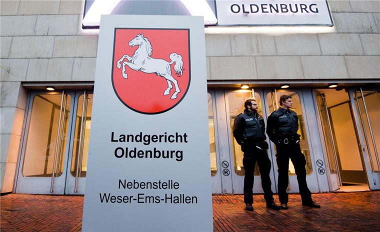 Polizisten stehen vor den Weser-Ems-Hallen zum Prozessauftakt gegen den wegen vielfachen Mordes Angeklagten Niels Högel. 

