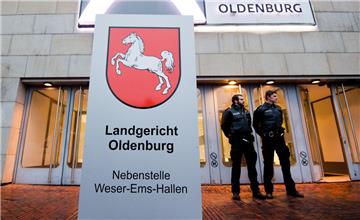 Polizisten stehen vor den Weser-Ems-Hallen zum Prozessauftakt gegen den wegen vielfachen Mordes Angeklagten Niels Högel. 
