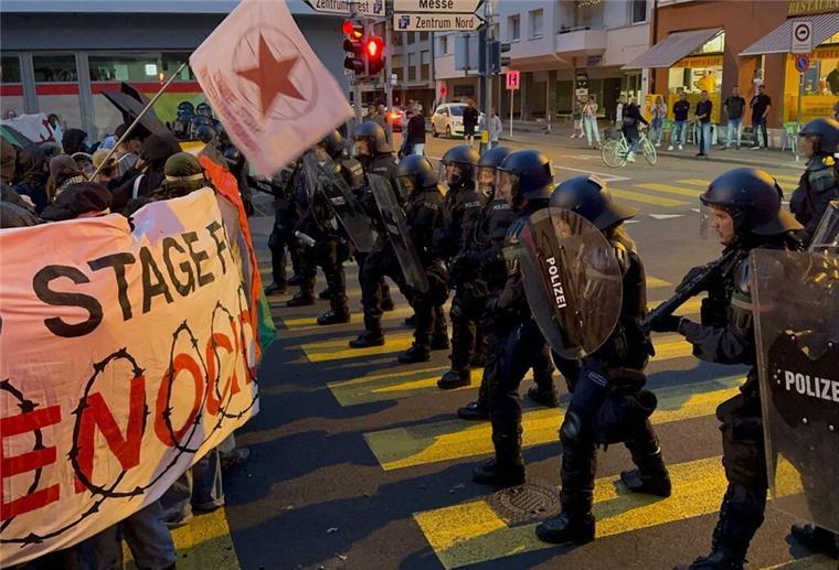 Wenigstens nicht Letzter - Deutschland beim ESC auf Platz 15 Polizisten stellen sich einer Pro-Palästina-Demonstration entgegen.