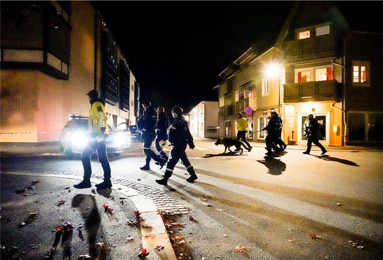 Norwegen im Schockzustand: Fünf Tote nach Gewalttat Polizisten ermitteln im Zentrum von Kongsberg nach einer Gewalttat.