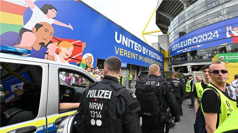 Polizisten und Ordner sind im Einsatz beim deutschen Achtelfinale gegen Dänemark.