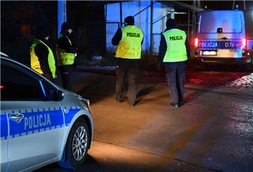 Polnische Polizisten patrouillieren nach einem Rakteneinschlag im Dorf Przewodow im Südosten Polens.