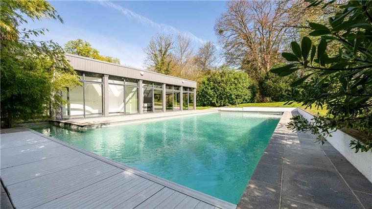 Lagerfelds Haus: Eine Nacht bewohnt – jetzt wird es verkauft Pool und Poolhaus auf dem Anwesen von Karl Lagerfeld vor den Toren von Paris (undatiert).