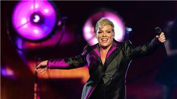Popstar Pink musste zwei Konzerte verschieben.