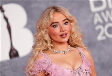 Popstar Sabrina Carpenter ist in dieser Woche mit dem Album „Man’s Best Friend“ neu eingestiegen auf die Eins. (Archivbild)