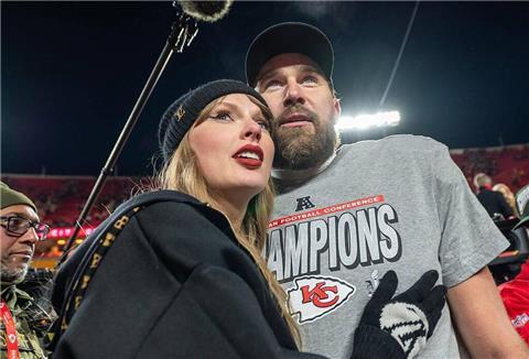 Popstar Taylor Swift und Football-Profi Travis Kelce sind verlobt. (Archivbild) 