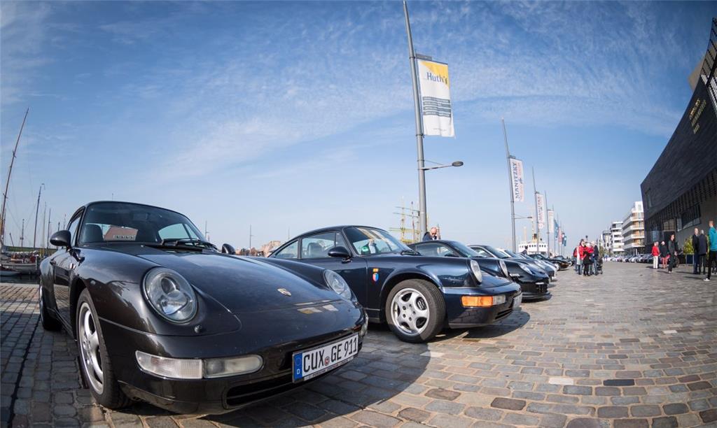 Porschetreffen am Neuen Hafen neben dem Deutschen Auswandererhaus. Foto: Hartman...