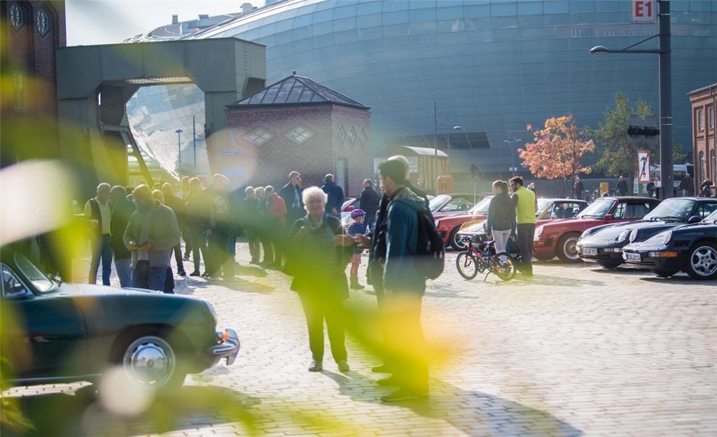 Porschetreffen am Neuen Hafen neben dem Deutschen Auswandererhaus. Foto: Hartman...