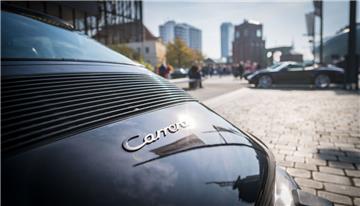 Porschetreffen am Neuen Hafen neben dem Deutschen Auswandererhaus. Foto: Hartman...